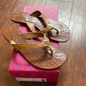 Tory Burch Tan thong sandal size 8- gently worn